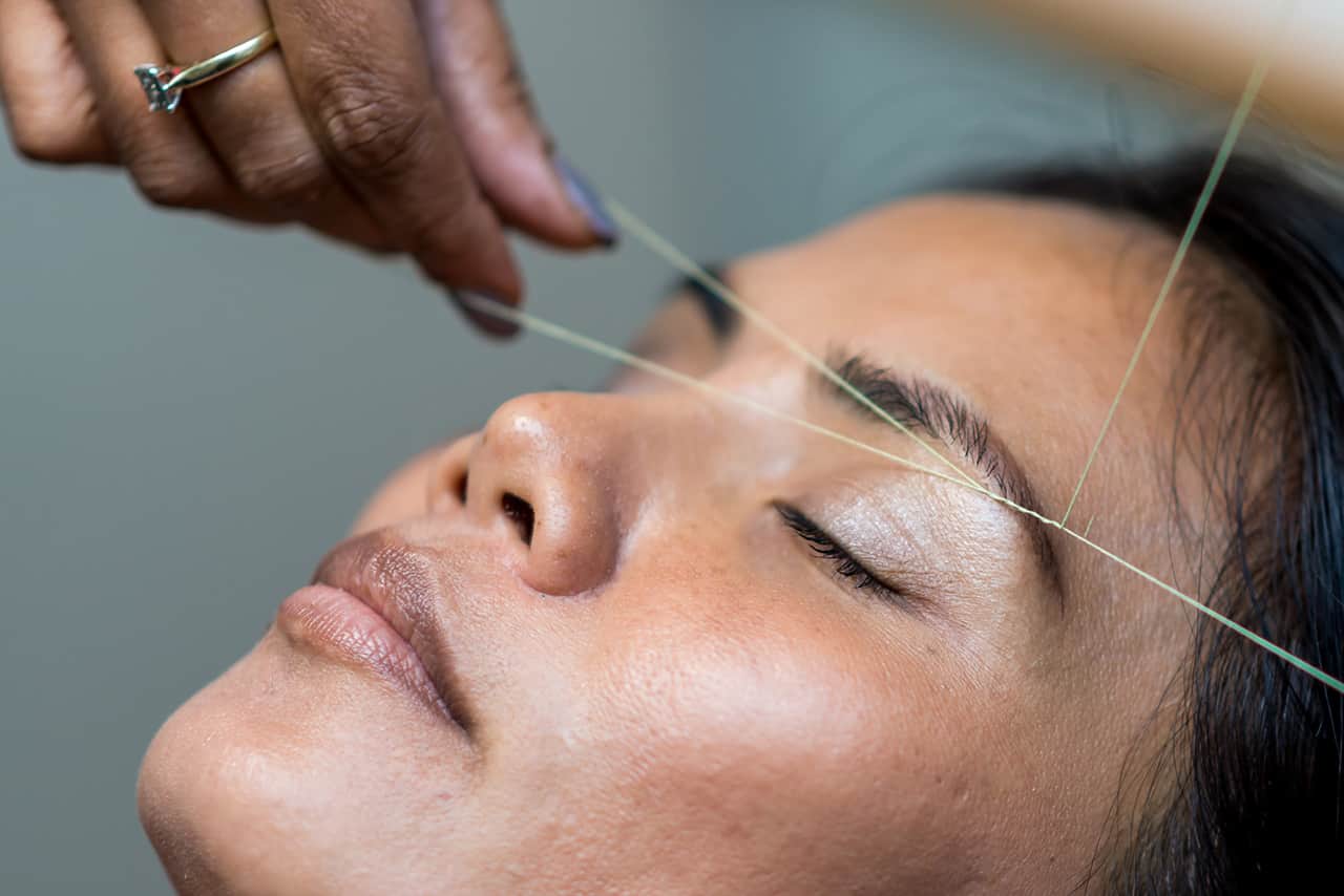 Eyebrow Waxing vs Tweezing: Which Method is Better for Perfectly Groomed Brows?